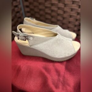 NWOB Vionic Trixie Wedge Sandal Light Gray Suede
